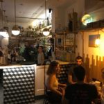 Alunos em uma sessão de Intercâmbio de Idiomas com estudantes espanhóis na sala The Traveller