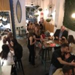 Intercâmbio de Idiomas na sala The Traveller, interior