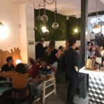 Alunos em uma sessão de Intercâmbio de Idiomas na sala The Traveller