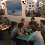 Falando em uma sessão de Intercâmbio de Idiomas na sala The Traveller