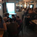 Em uma sessão de Intercâmbio de Idiomas na sala The Traveller