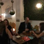 Falando em uma sessão de Intercâmbio de Idiomas na sala The Traveller