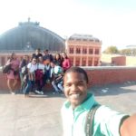 Lucas Pereira e alunos na estação de Atocha