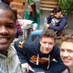 Lucas Pereira e alunos na escola TANDEM Madrid