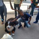 Lucas Pereira acariciando um cão