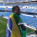 Aluno com bandeira do Brasil no Estádio Santiago Bernabéu
