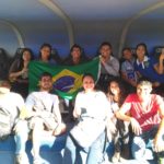 Alunos sentado nos assentos do time de futebol do Real Madrid