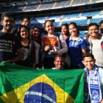 Alunos com a bandeira do Brasil na estádio Santiago Bernabé