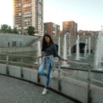 Ellien Barbosa, ao lado de uma fonte