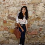 Ellien Barbosa, posando por uma parede