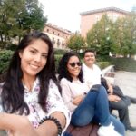 Ellien Barbosa, sentado em um banco do parque