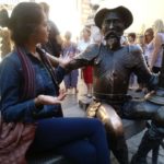 Ellien Barbosa, ao lado de uma estátua de Don Quixote de la Mancha