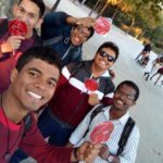 Lucas Pereira, com colegas de classe no parque