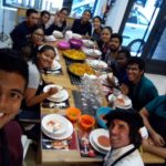 Luis Lima, com seus colegas no curso de culinária