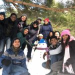Grupo de estudantes na neve