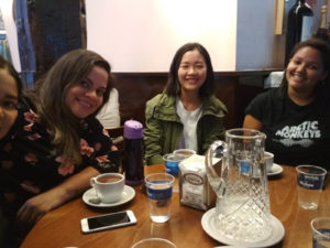 Fabiana bebendo chocolate com churros com os alunos