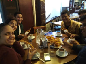 Estudantes bebendo chocolate com churros