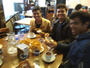 Estudantes bebendo chocolate com churros