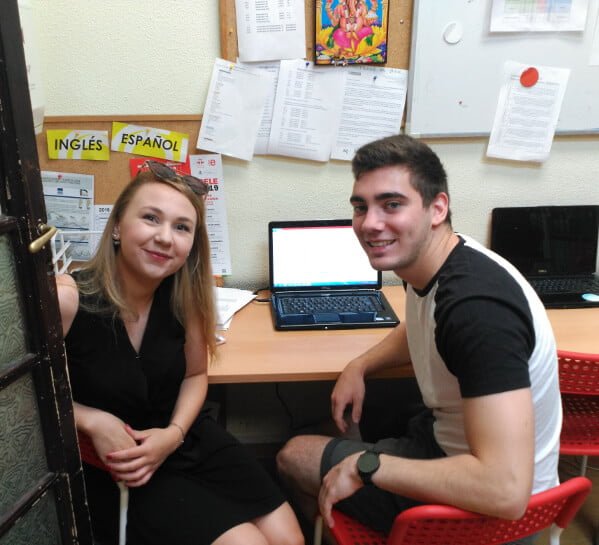 ana und Torben, in einem Moment ihres Praktikums bei TANDEM Madrid.