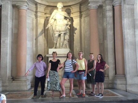 Nicola Curran con otros estudiantes en el museo