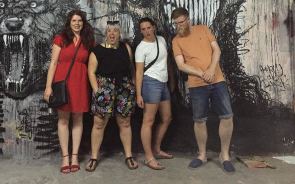 Nicola Curran con otros estudiantes