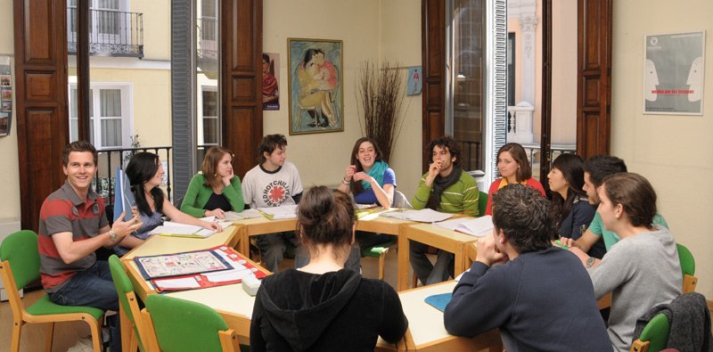 Round table of kids learning Spanish